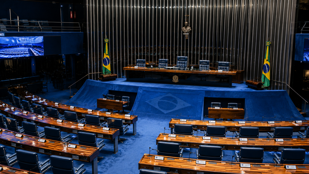 Brasil Negara Federasi, Lula Lawan Flávio Bolsonaro di Putaran Kedua 25 Okt 7 Ruang sidang utama Senat Federal di Brasília dengan deretan kursi biru setengah lingkaran yang mewakili representasi negara bagian.